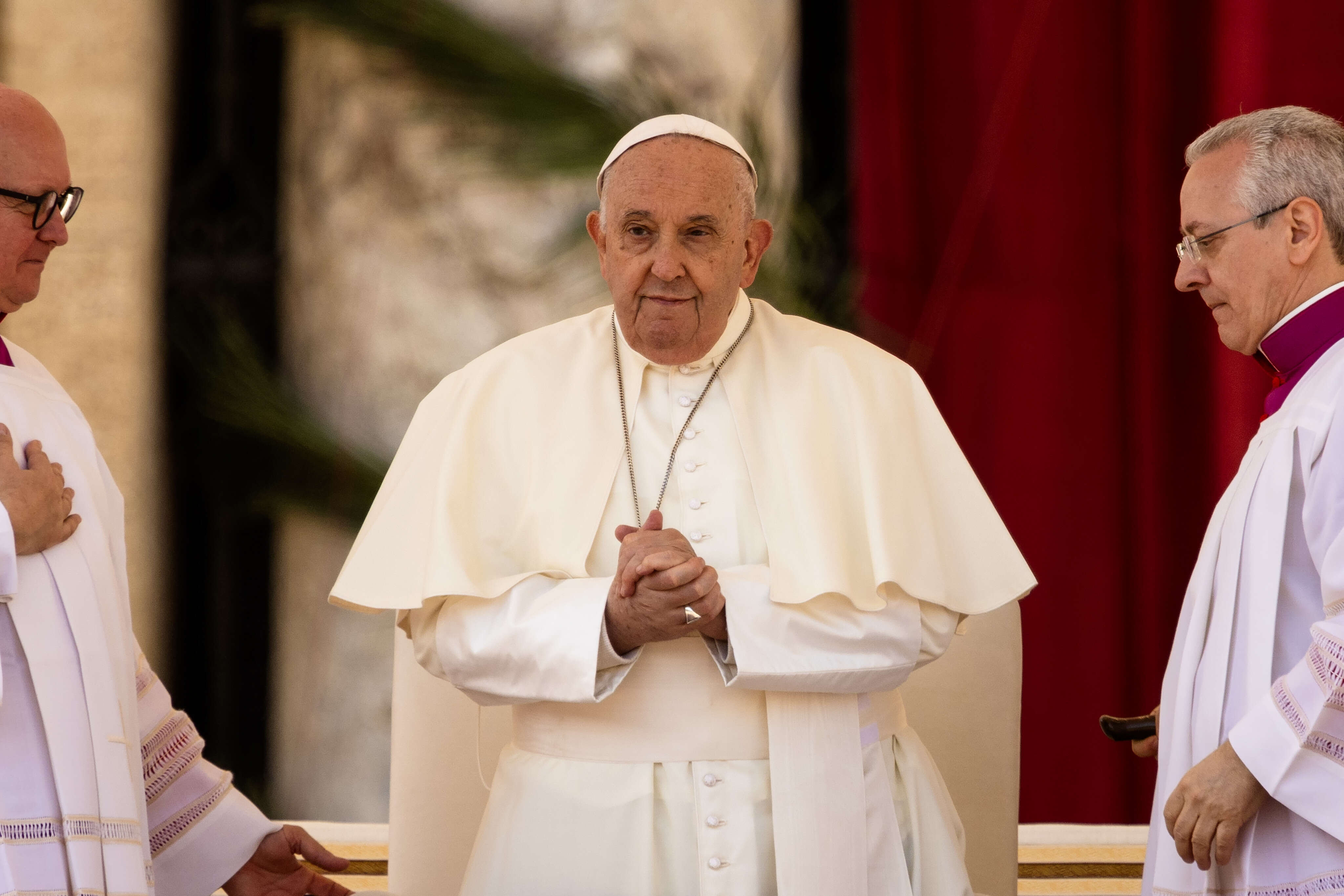 Papa Francisco tem noite tranquila sem febre e está 'alerta', diz Vaticano