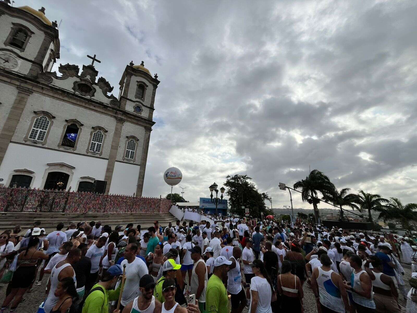 A pé, de bike ou pelo mar: fiéis chegam cedo ao Santuário Senhor do Bonfim