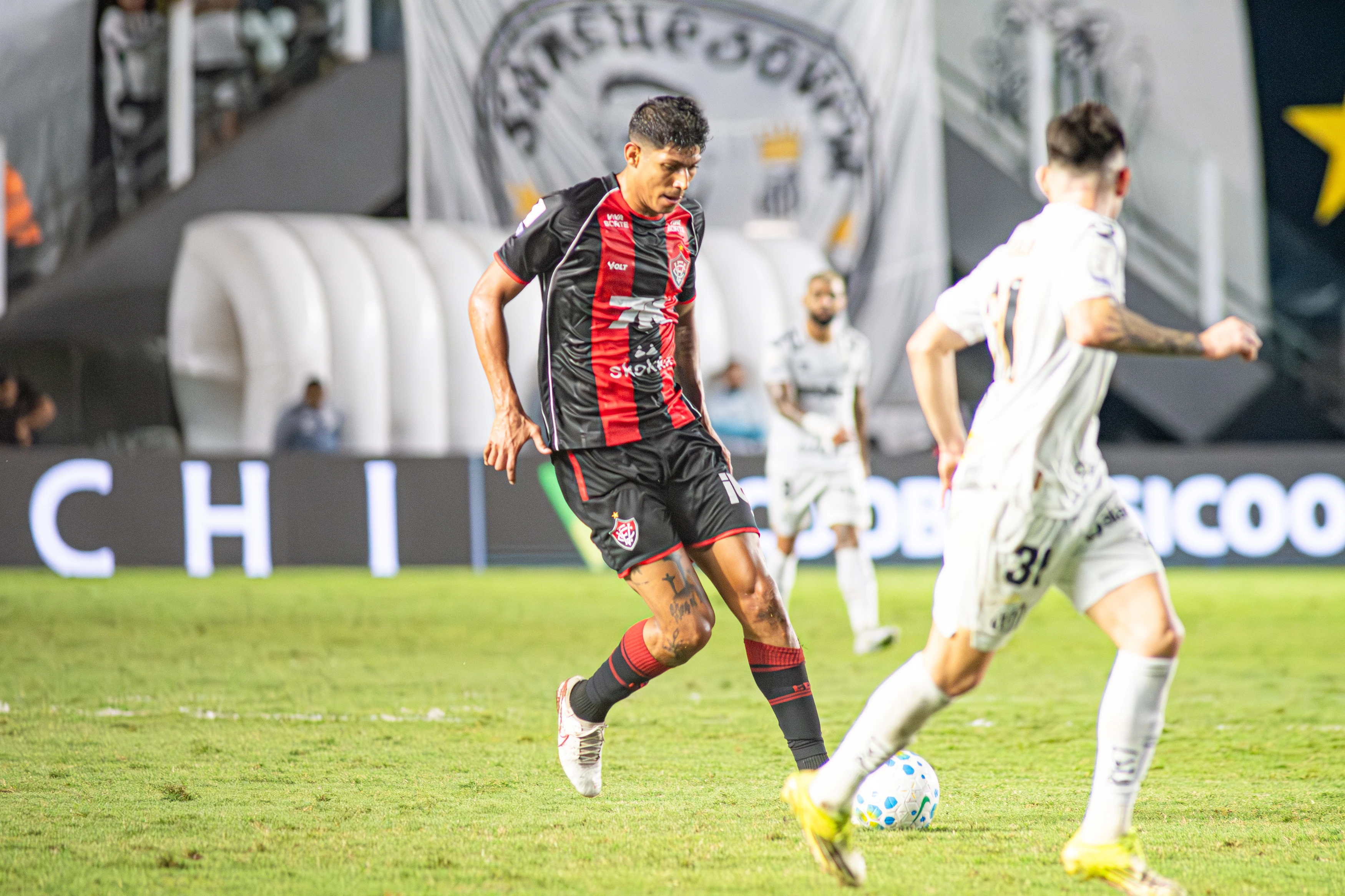 Vitória perde para o Santos e segue sem saber o que é vencer como visitante no Brasileirão