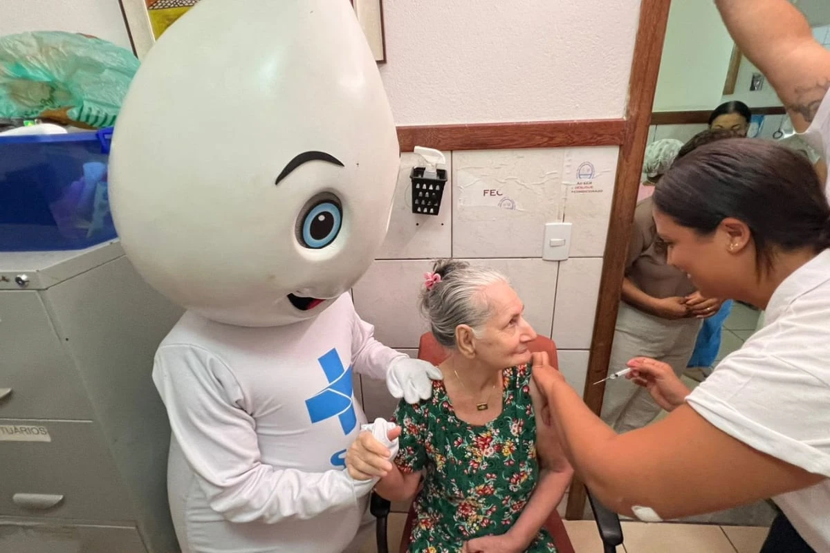 Mesmo com chuva, mais de 2 mil pessoas se vacinam em Salvador; campanha contra gripe e covid continua
