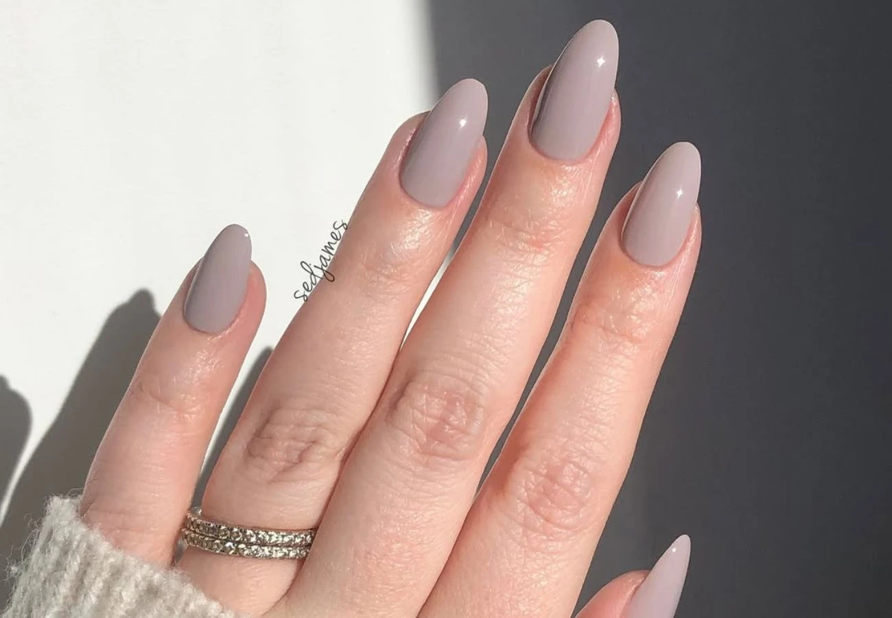 Greige? Nova cor de esmalte vira tendência e promete aposentar o nude clássico nas unhas