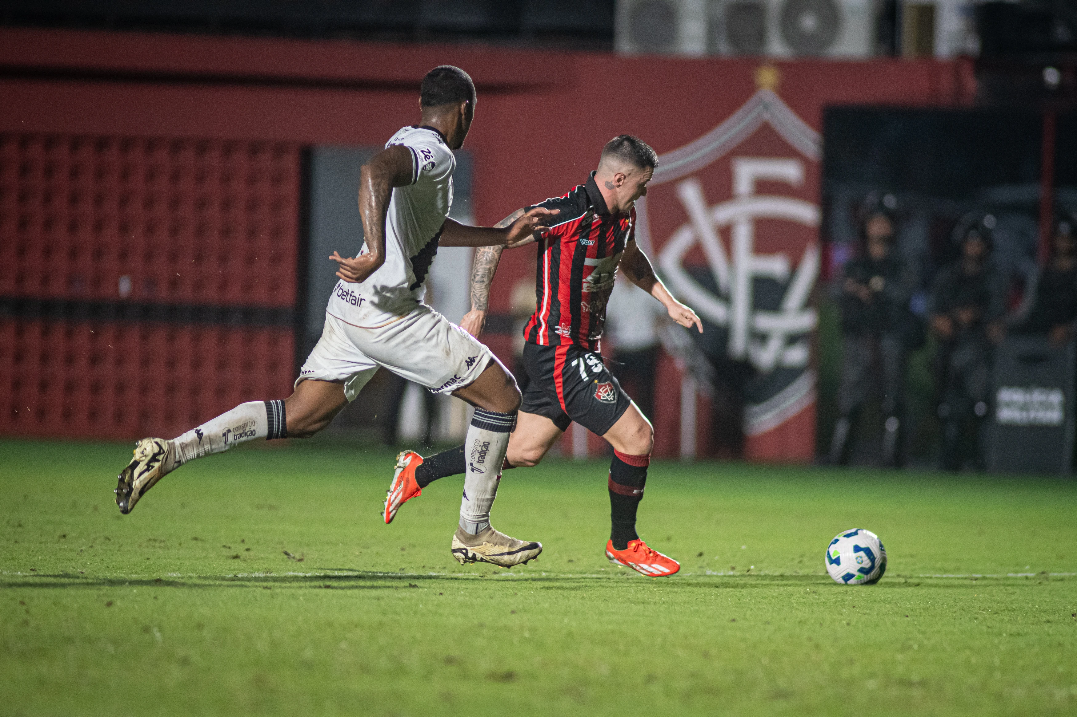 Vitória x Vasco: veja onde assistir, escalações e arbitragem