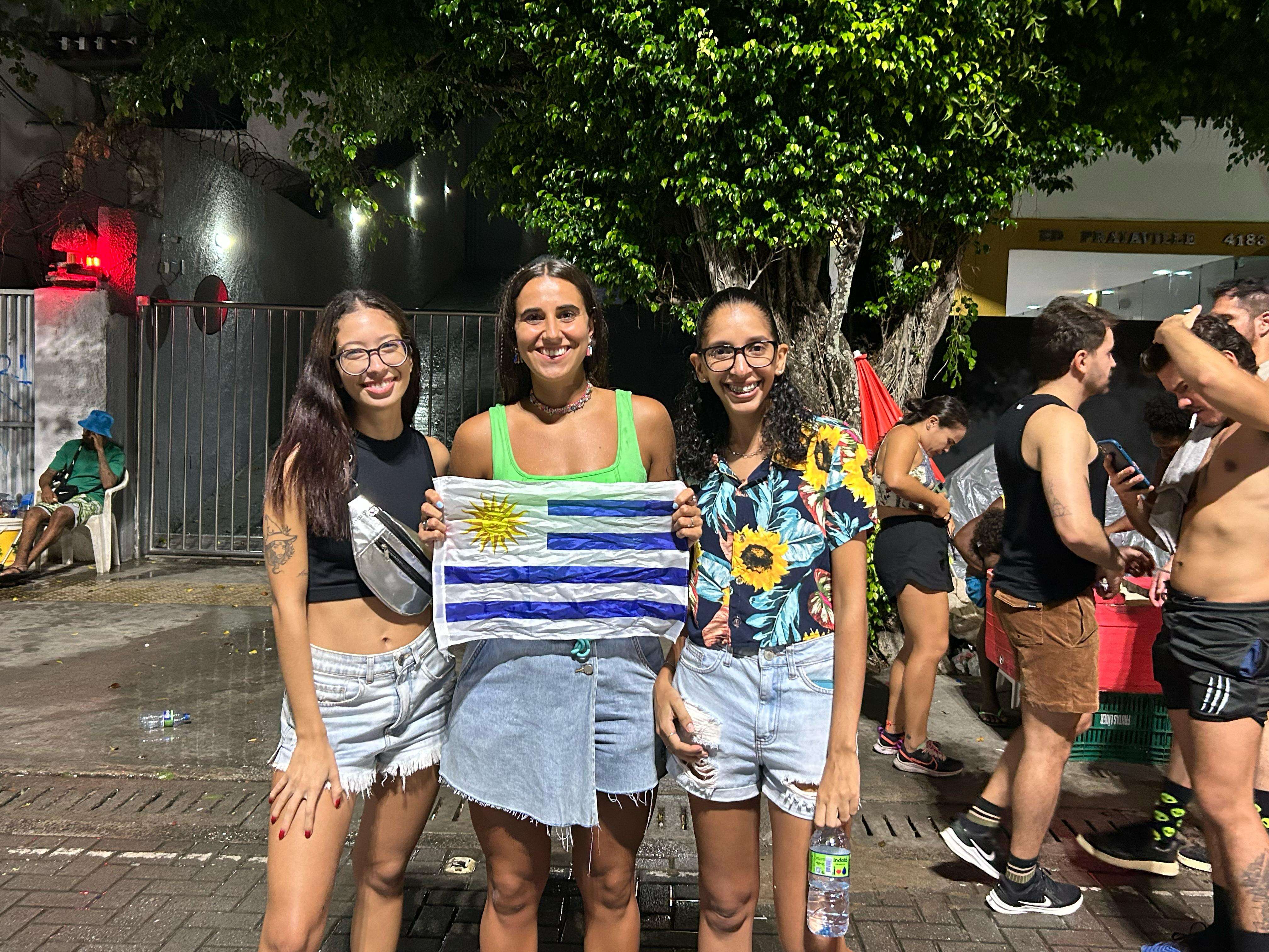 Trio de Daniela Mercury atrasa, mas fãs não se abalam e aguardam na Barra