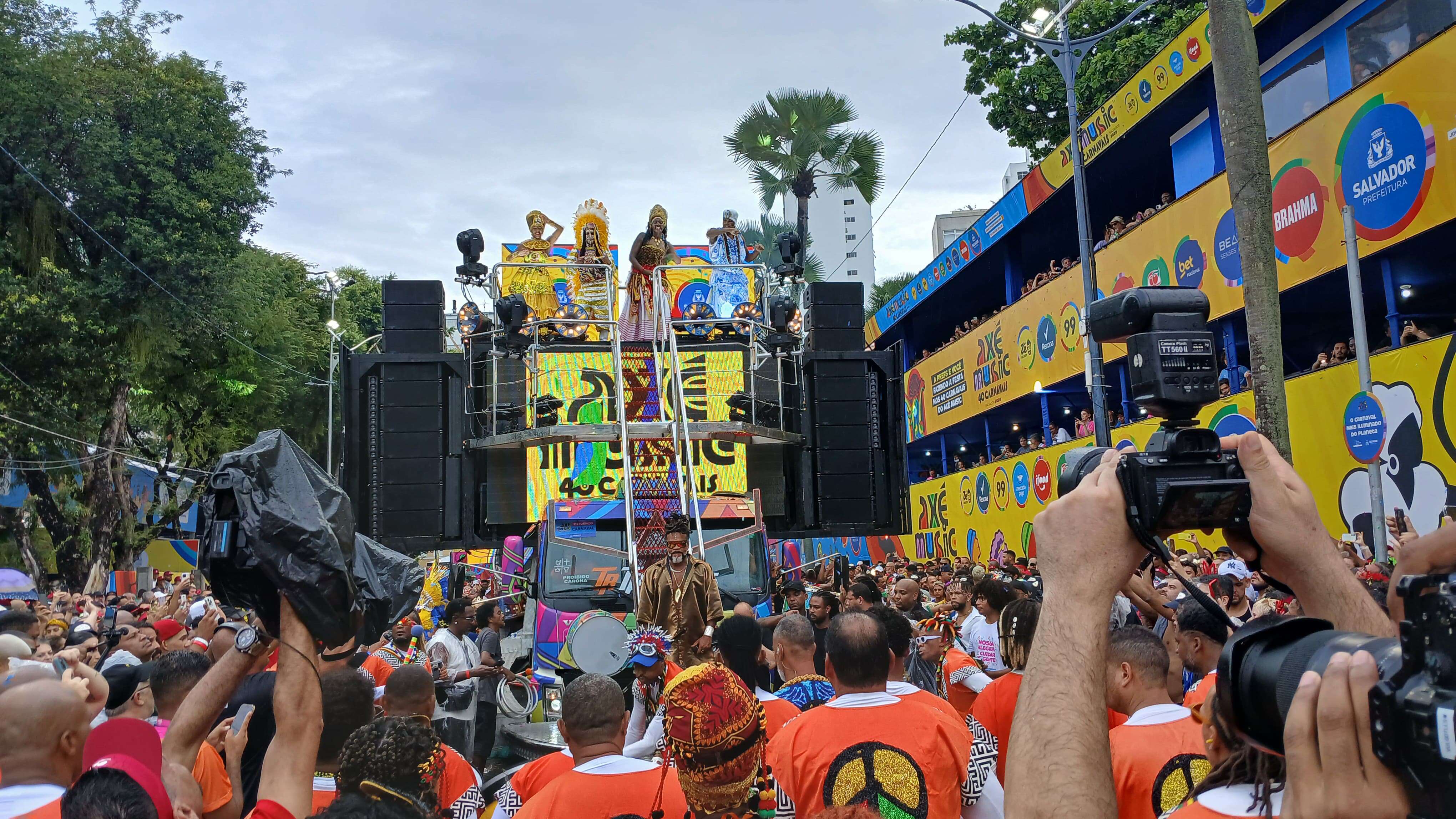 Carlinhos Brown saúda os orixás e traz Carnaval raiz de volta ao Campo Grande