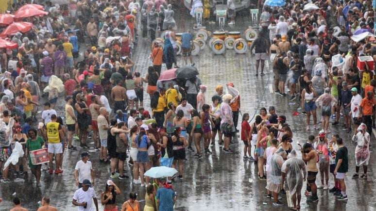 Que toró é esse? Carnaval de Salvador começa debaixo de muita chuva