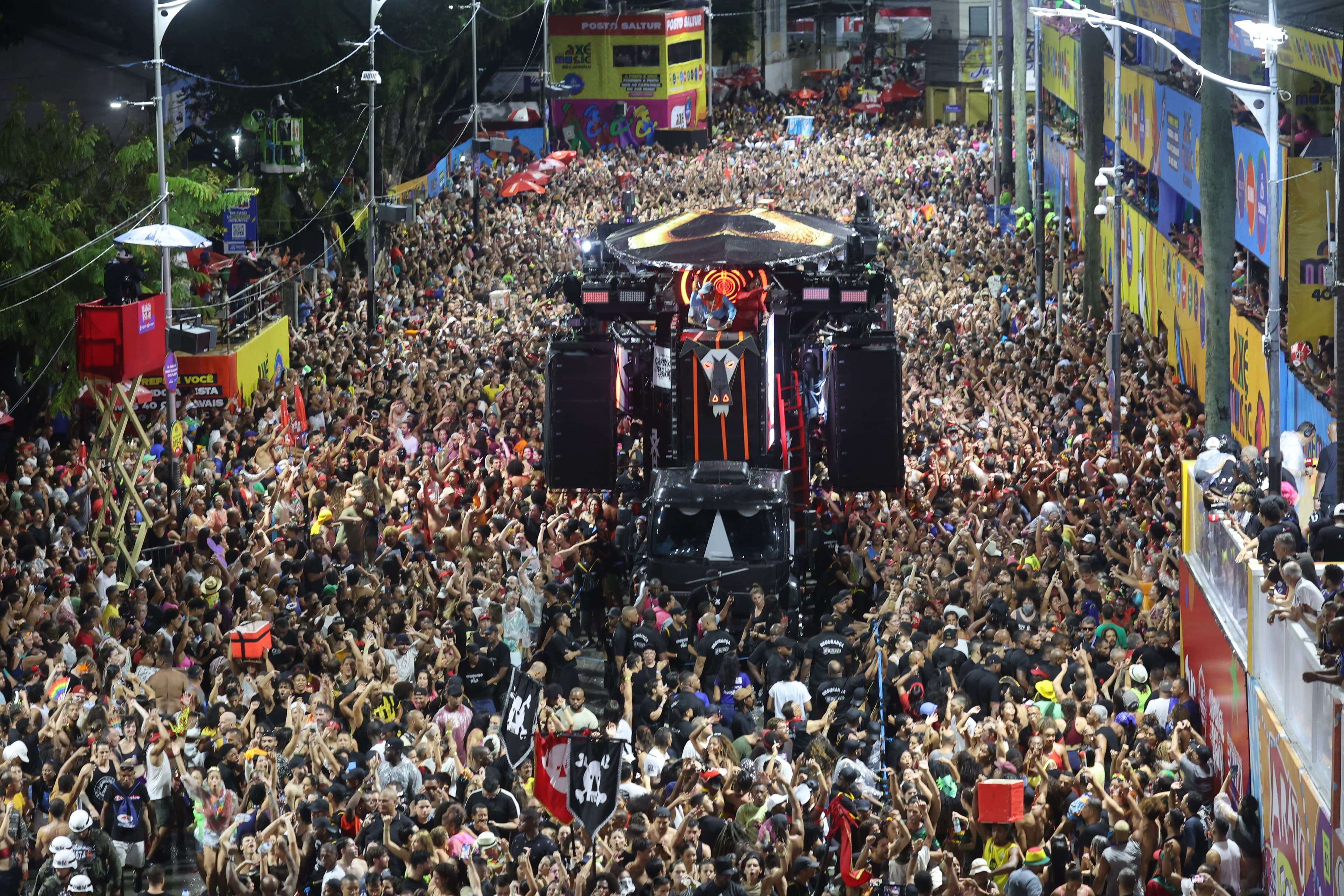 Com participação de Anitta, Alice Carvalho e Melly, BaianaSystem arrasta multidão no Campo Grande