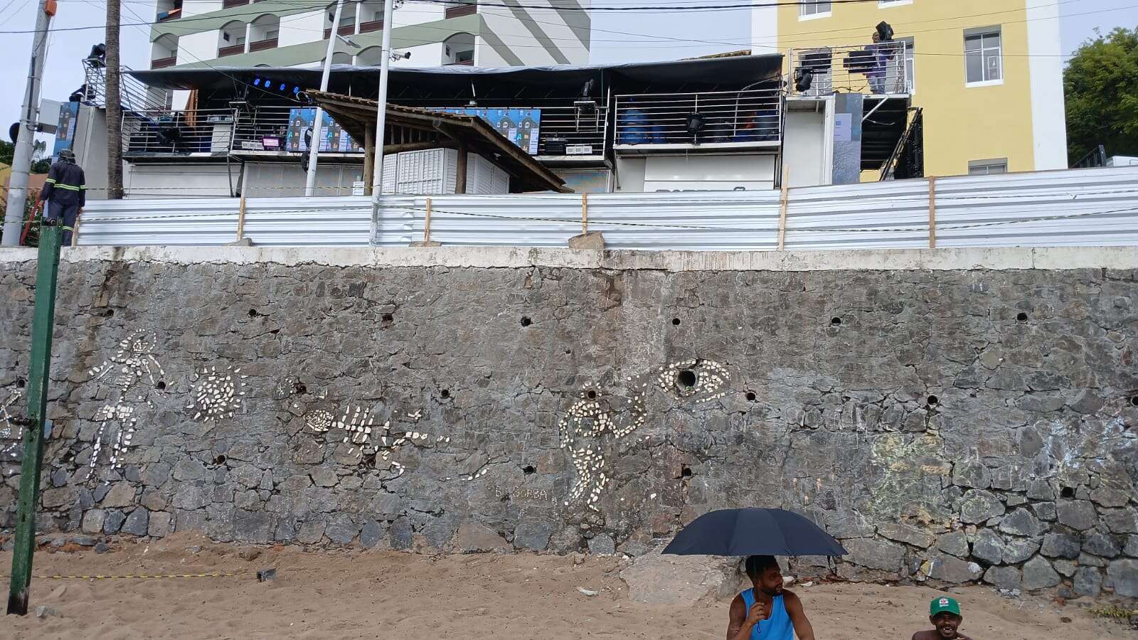 Prefeitura isola área onde contenção foi derrubada no Porto da Barra