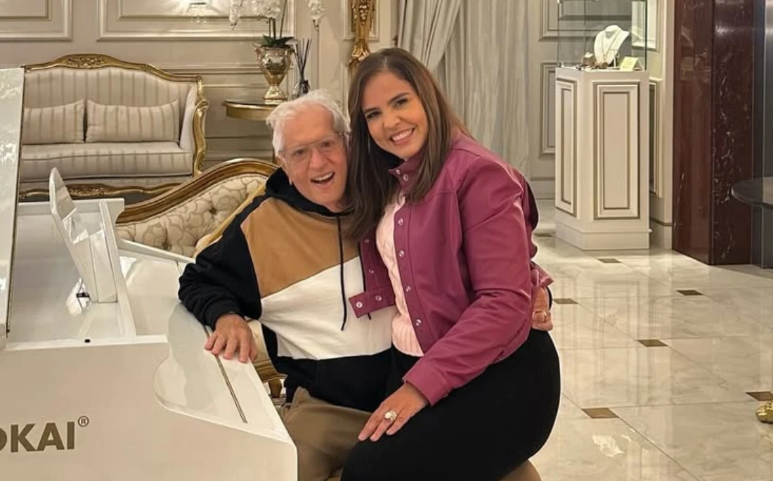 Carlos Alberto de Nóbrega fala sobre esposa 40 anos mais nova: 'Não tem vergonha de viver com um homem de 89 anos'