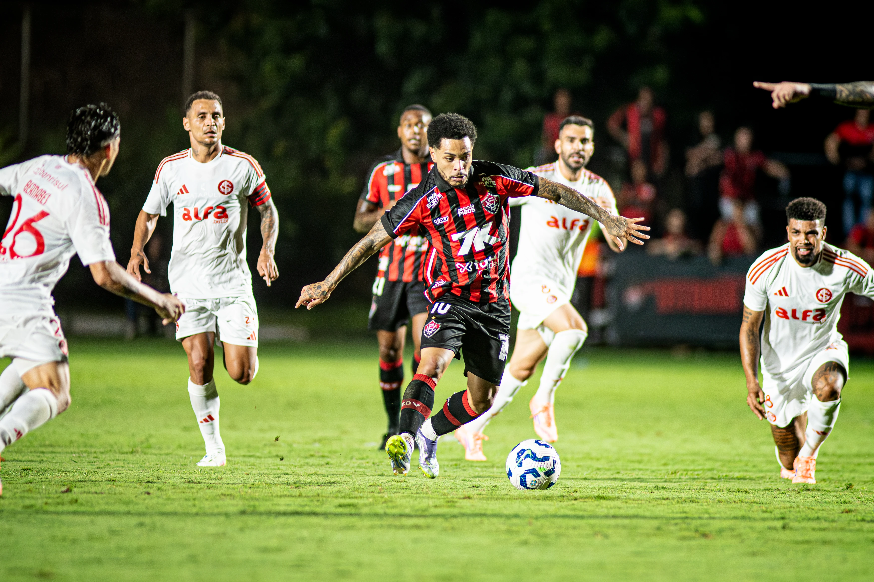 Vitória x Internacional: veja onde assistir, escalações e arbitragem