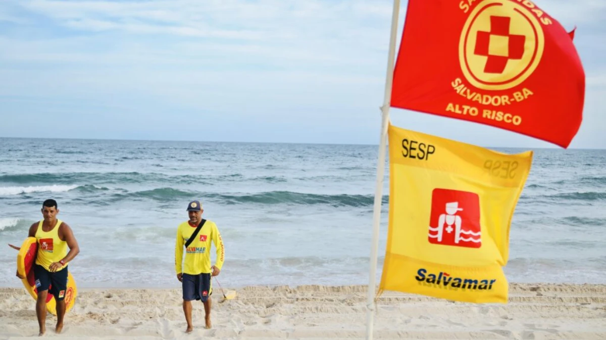 Salvador tem ondas de até dois metros e mar perigoso para banhistas