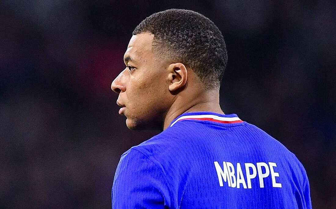 Mbappé copia gesto de Cristiano Ronaldo e é apresentado no Real Madrid no Bernabéu lotado