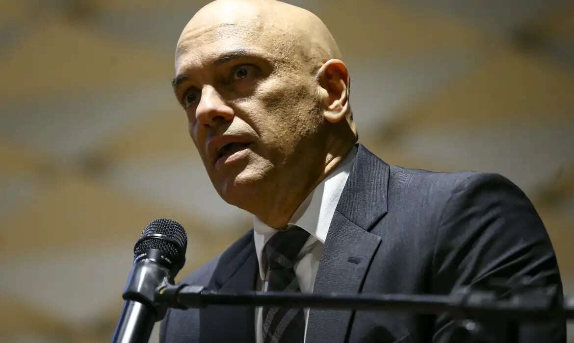 Moraes defende 'interpretar' leis atuais para punir crimes em redes sociais e com uso de IA