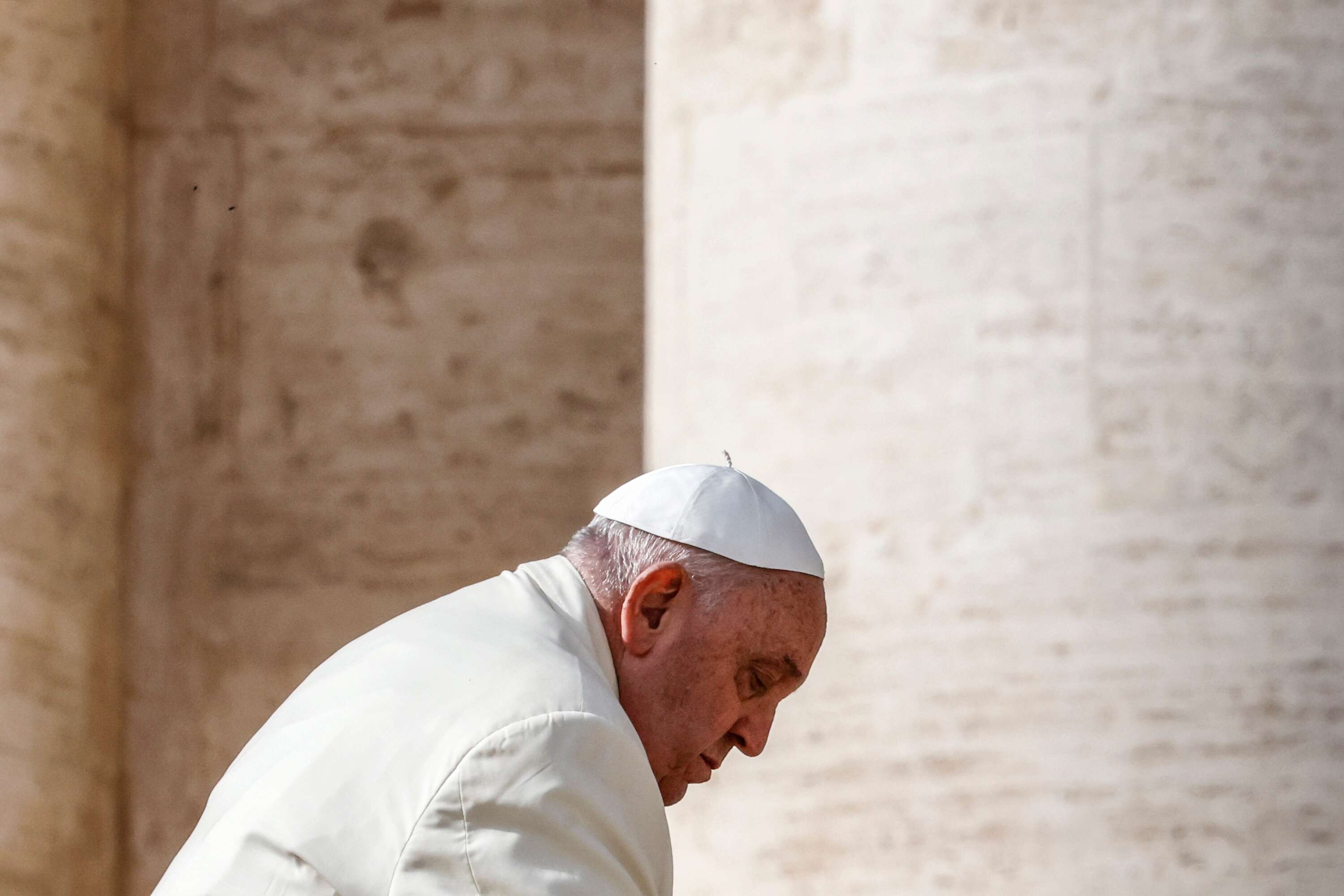 Papa Francisco não vai usar cama de madeira nem ter contato com crianças após alta; entenda