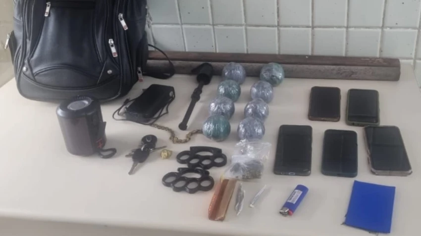 Membros de torcida organizada são presos com bombas caseiras, soqueiras e drogas