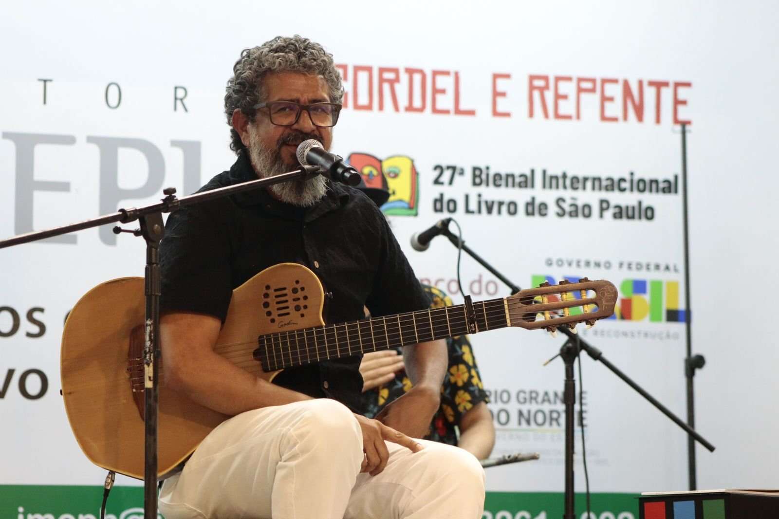 Maviael Melo lança livro com sessão de autógrafos em Salvador