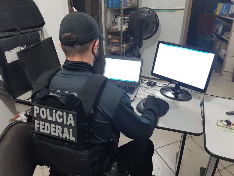 PF cumpre mandados para desarticular grupo criminoso de hackers na Bahia