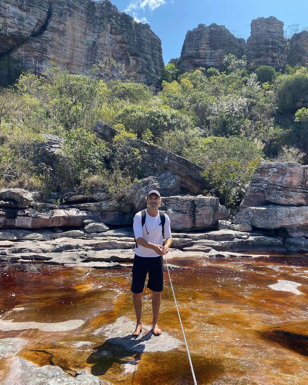 Rodrigo Santoro visita cachoeira de 85m de altura na Chapada Diamantina