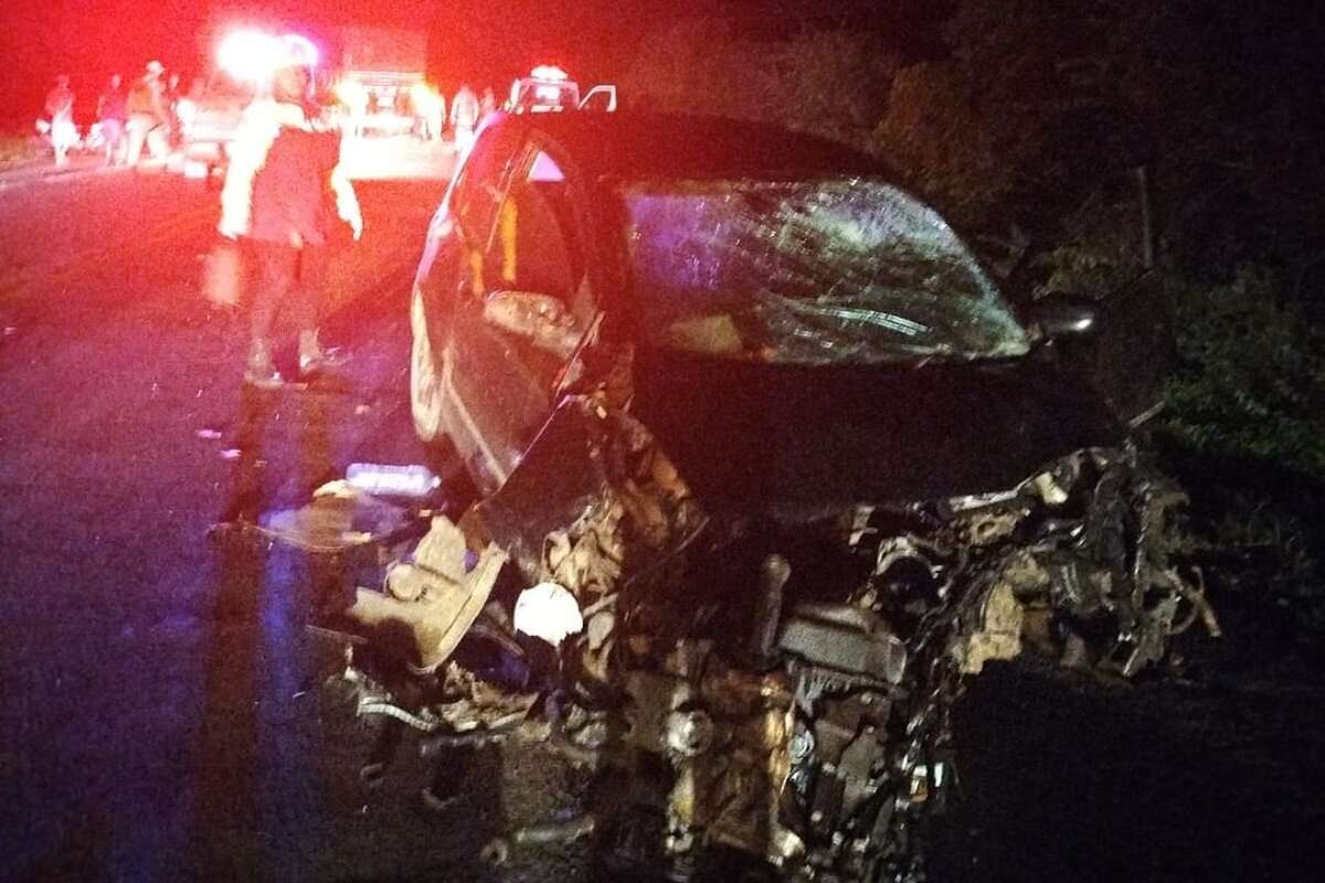 Acidente com carros e caminhões deixa duas pessoas mortas no interior da Bahia