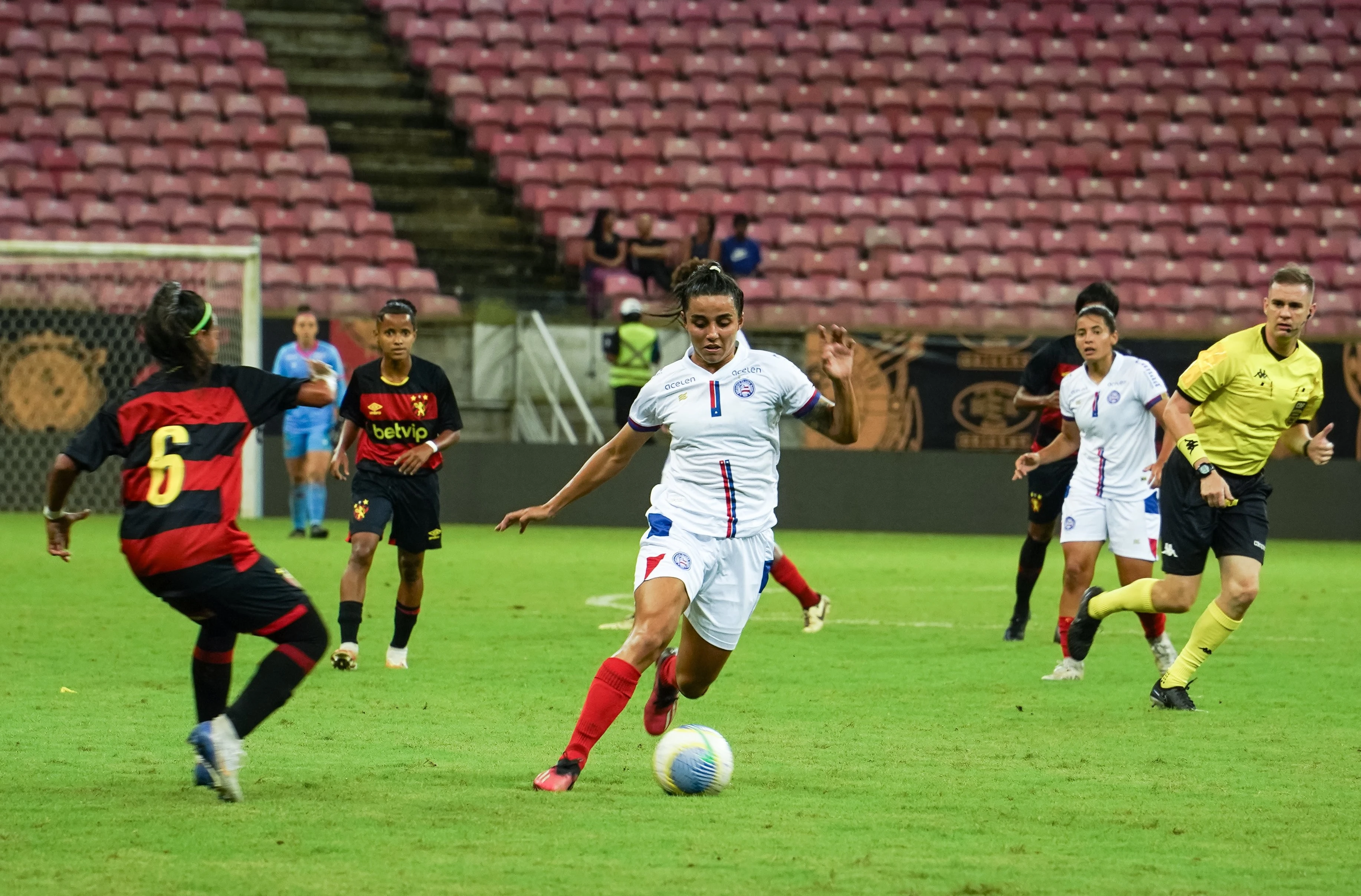 Treinadora do Bahia celebra triunfo em jogo da semifinal, mas prega pés no chão: 'Nada decidido'