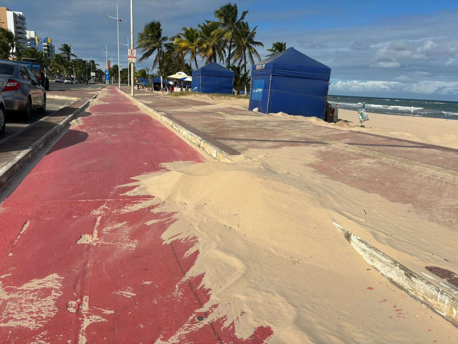 Areia invade calçada em Piatã e causa queda de ciclistas e corredores