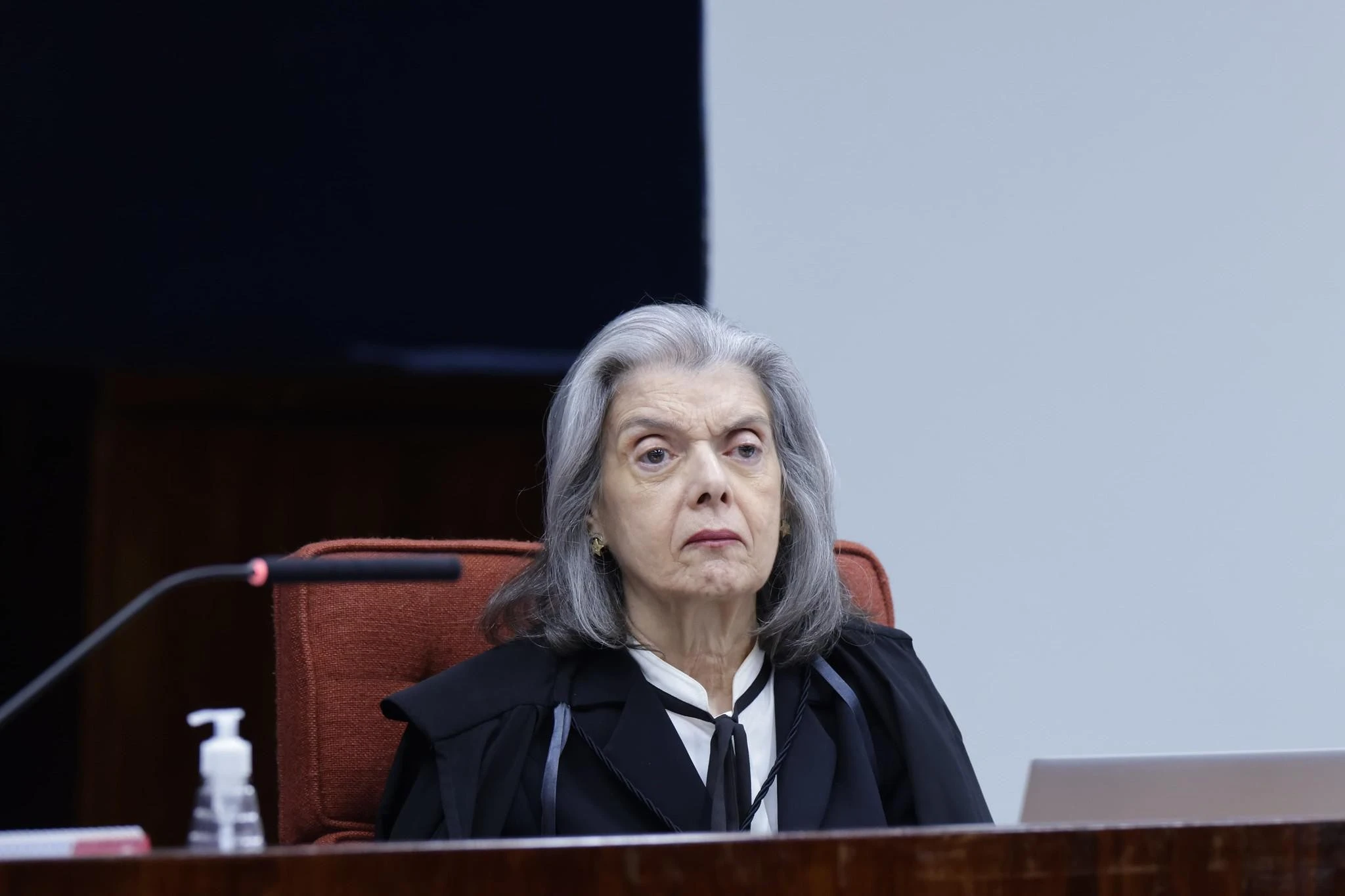 Cármen Lúcia diz que não pretende se aposentar tão cedo e que ainda há muito a conquistar em direitos e igualdade