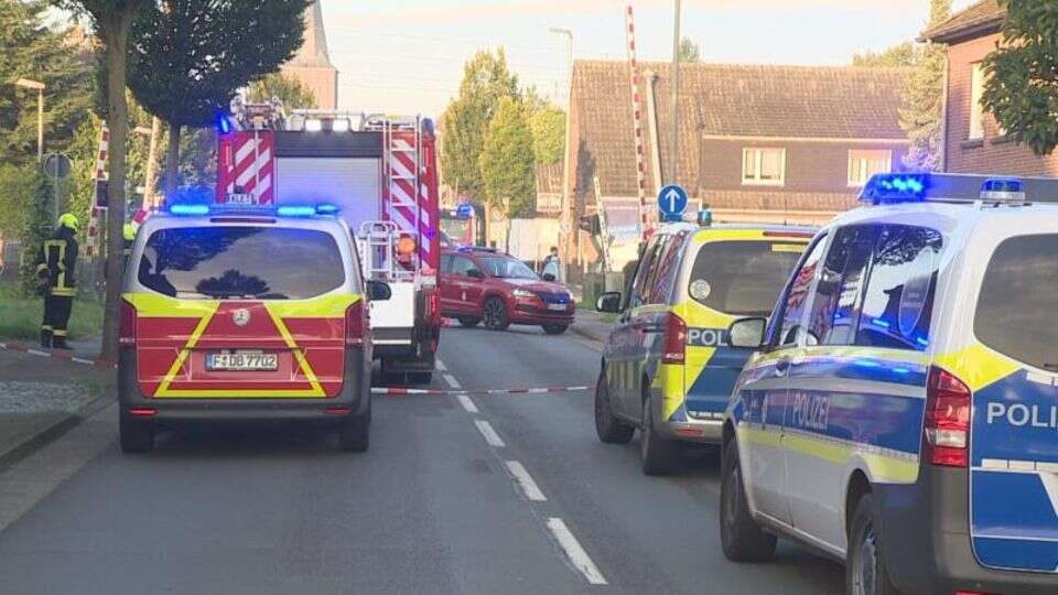 Rees am Niederrhein 14-Jährige wird an Bahnübergang von Zug erfasst und stirbt