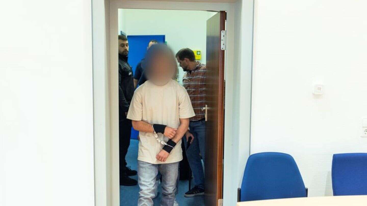 Prozess: Tödliche Attacke auf Familie: 19-jähriger Täter in Klinik