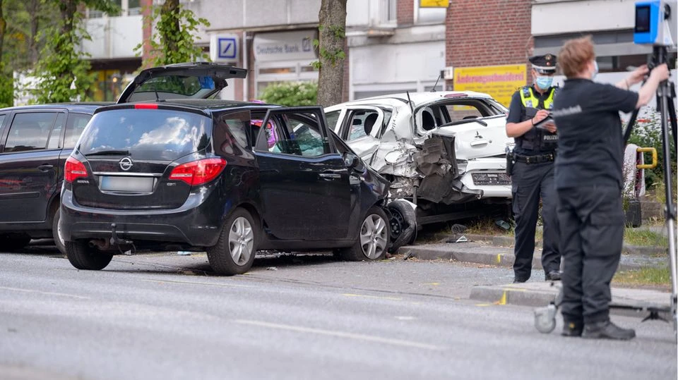 Fahrer rammt andere Autos – kleines Kind stirbt