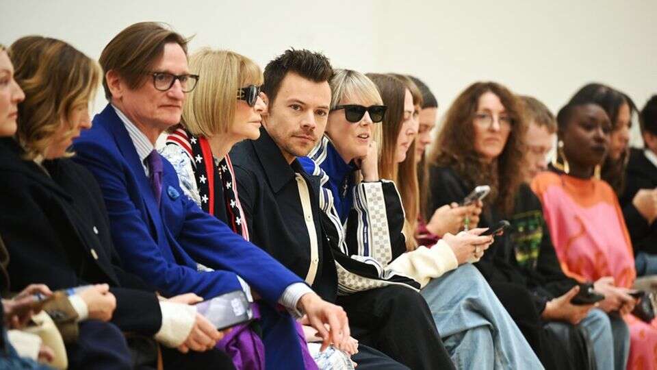 London Fashion Week Harry Styles verfolgt Show neben Anna Wintour