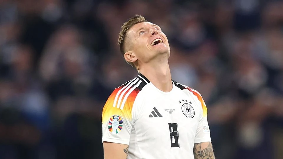 EM 2024 Es ist Liebe! Warum Toni Kroos erst jetzt besungen und umarmt wird