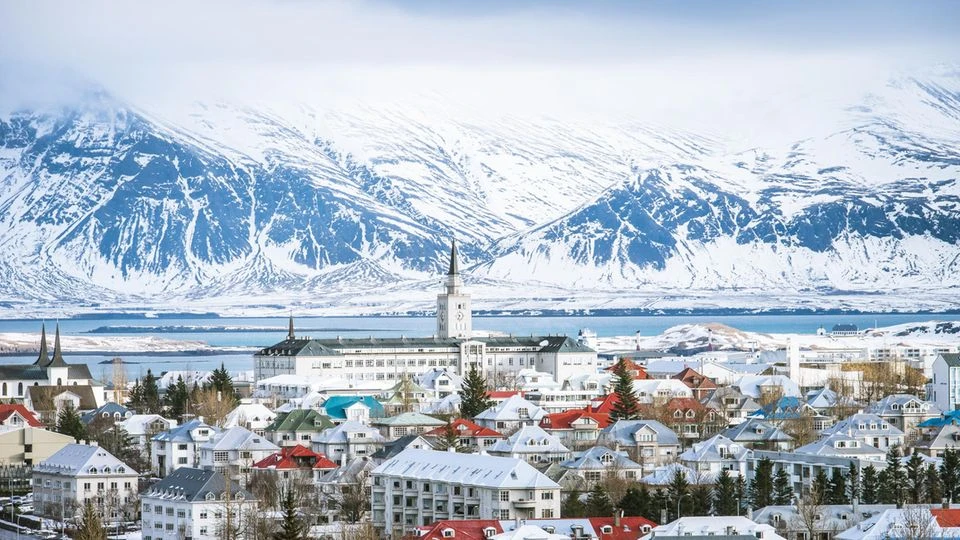 Während die Hitzewelle auf Deutschland zurollt, herrscht auf Island Schnee-Warnung