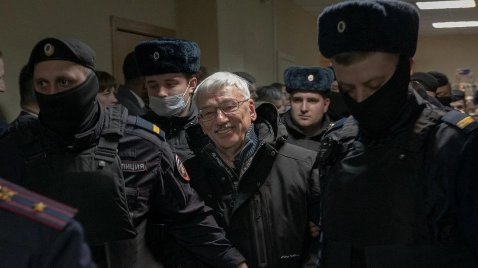 Gründer von Memorial Zwei Plakate und ein Text gegen den Krieg – dafür muss der russische Menschenrechtler Oleg Orlow ins Straflager