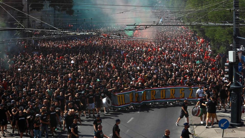 Trotz Corona dicht an dicht: Ungarische Fans strömen in ausverkauftes Stadion