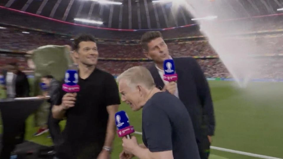 Nach dem EM Halbfinale Kerner, Gómez und Ballack flüchten vor 