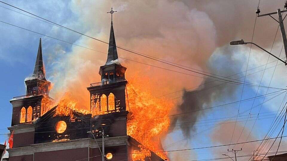 Nationales Denkmal Augenzeuge filmt: Historische Kirche stürzt bei Großbrand ein