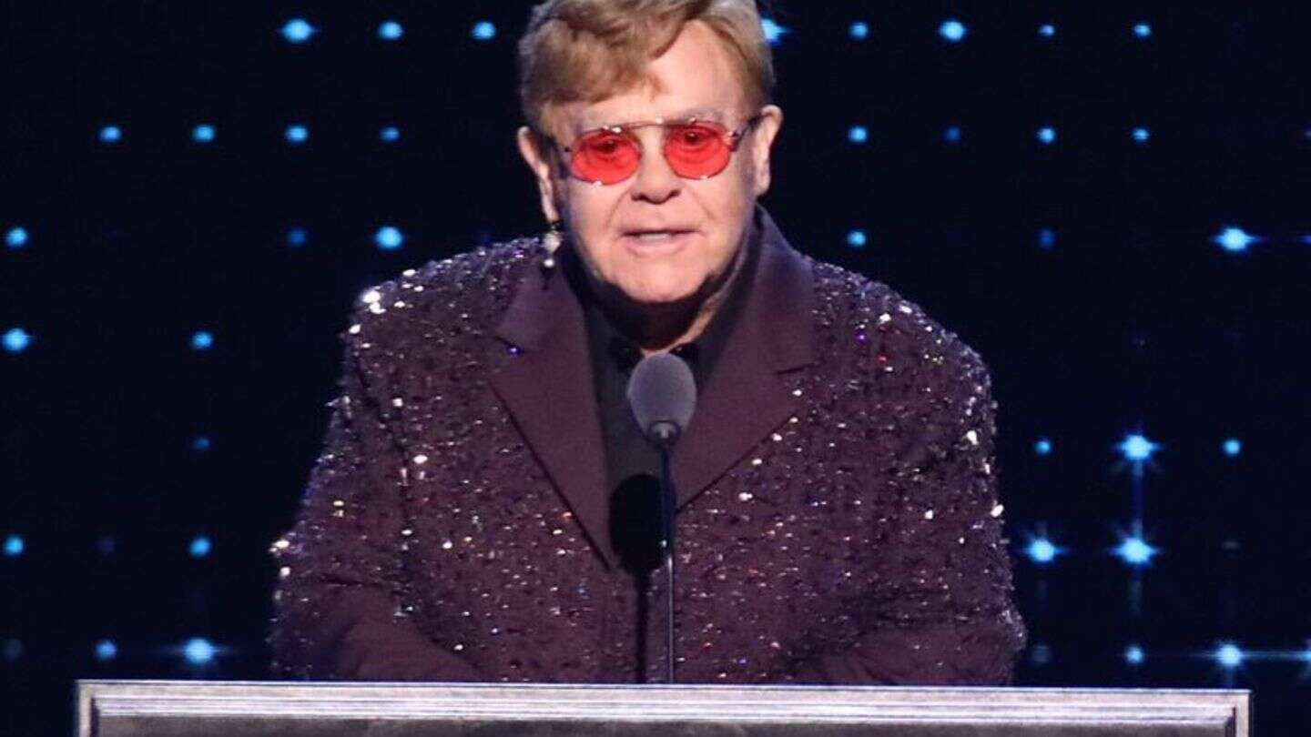 Leute: Elton John teilt mit derbem Schimpfwort gegen Elon Musk aus