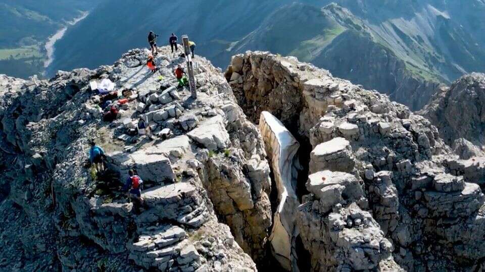 Allgäuer Alpen Bergspitze droht abzubrechen – wachsender Spalt gut sichtbar