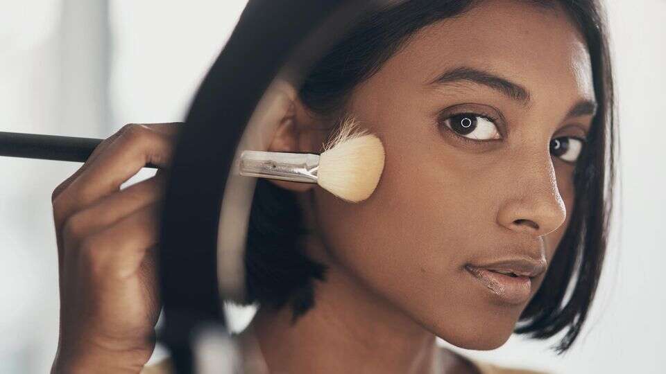 Hautöle, Schmutz und Bakterien Make-up-Pinsel reinigen: So gehen Sie dabei richtig vor – und das brauchen Sie dafür