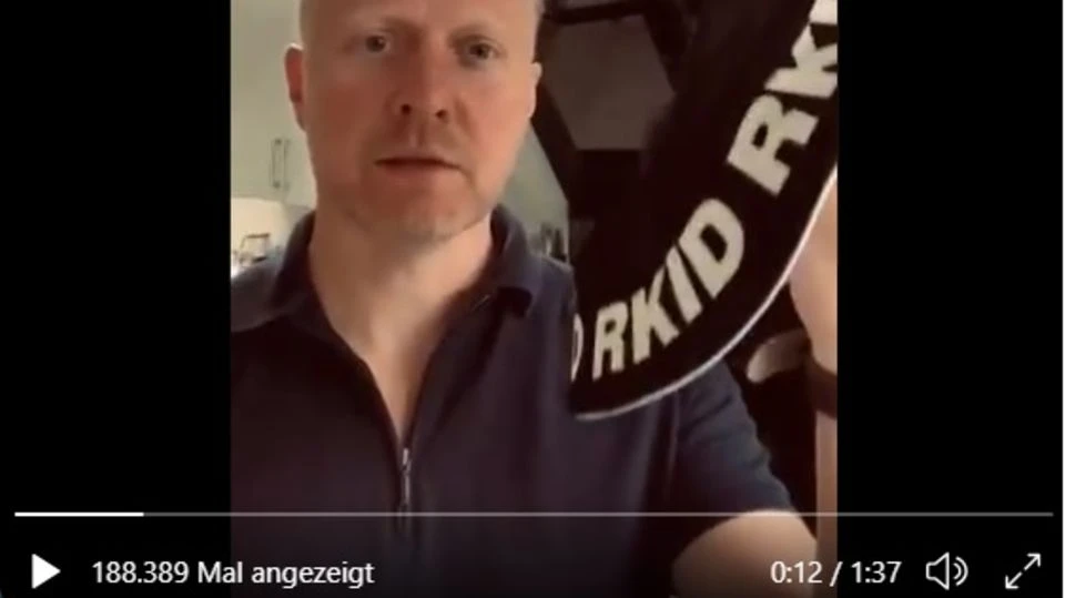 Reporter isst nach falscher Wahlprognose Teile eines Huts