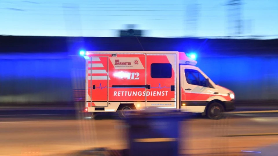 59-Jähriger stirbt vor Einkaufszentrum – Angehörige greifen Polizisten und Retter an