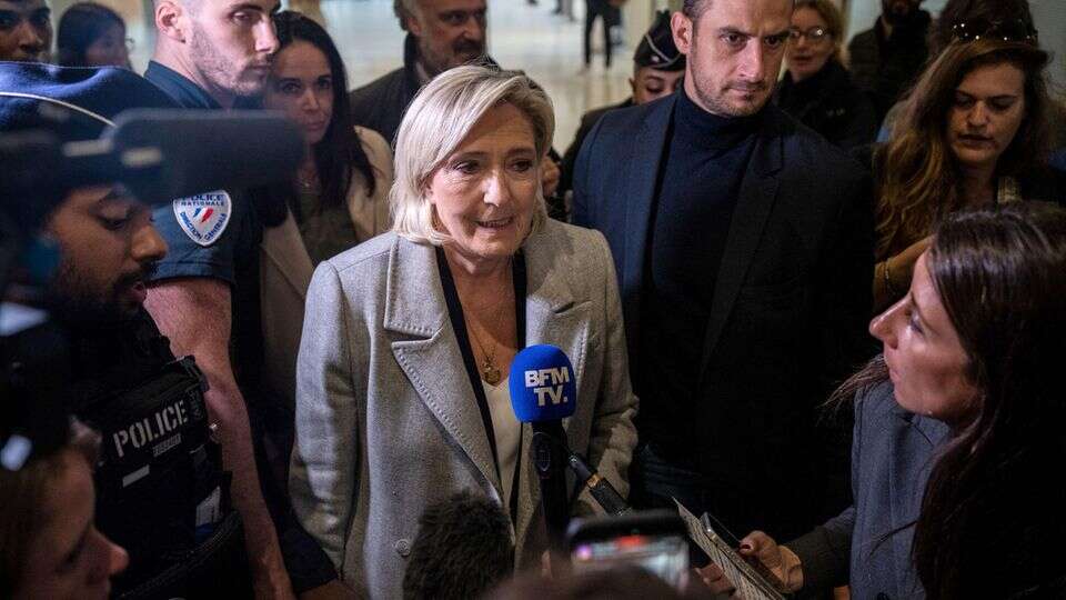 Prozessbeginn in Paris Jetzt wird's brenzlig: Marine Le Pen steht vor Gericht