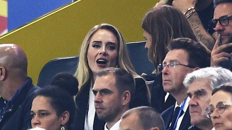 EM 2024 kompakt Hinter Philipp Lahm: Adele und andere Popstars feuern England an