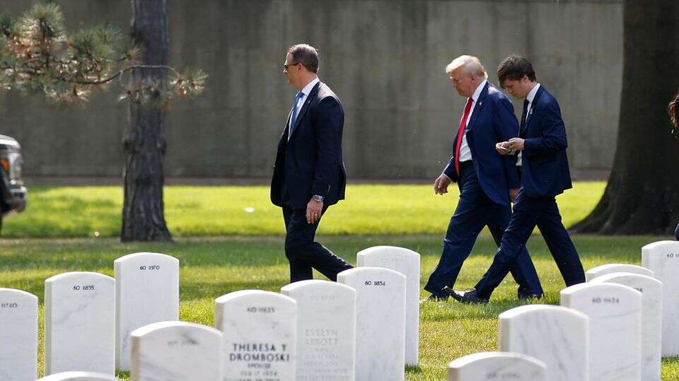 Ärger um Arlington Trump-Besuch auf Nationalfriedhof führt zu Kontroverse – und zu einer Anzeige