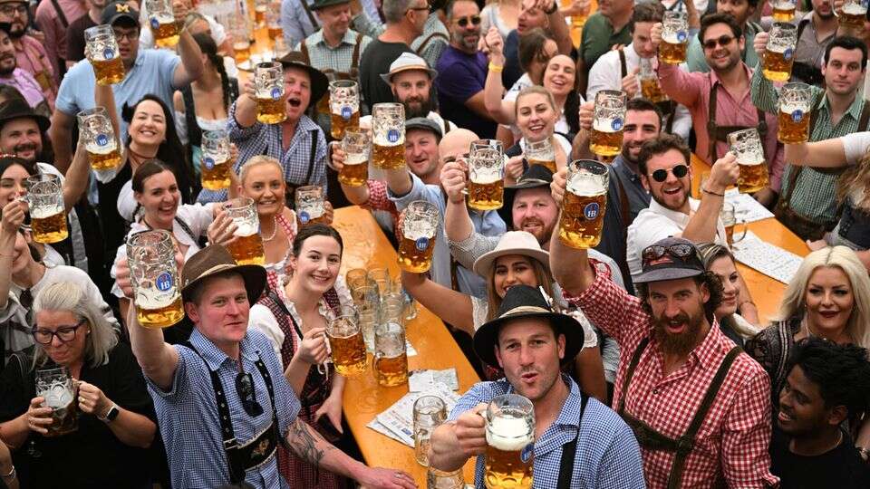 Wiesn-Anstich Oktoberfest offiziell gestartet: Ausgelassene Stimmung trotz hoher Preise