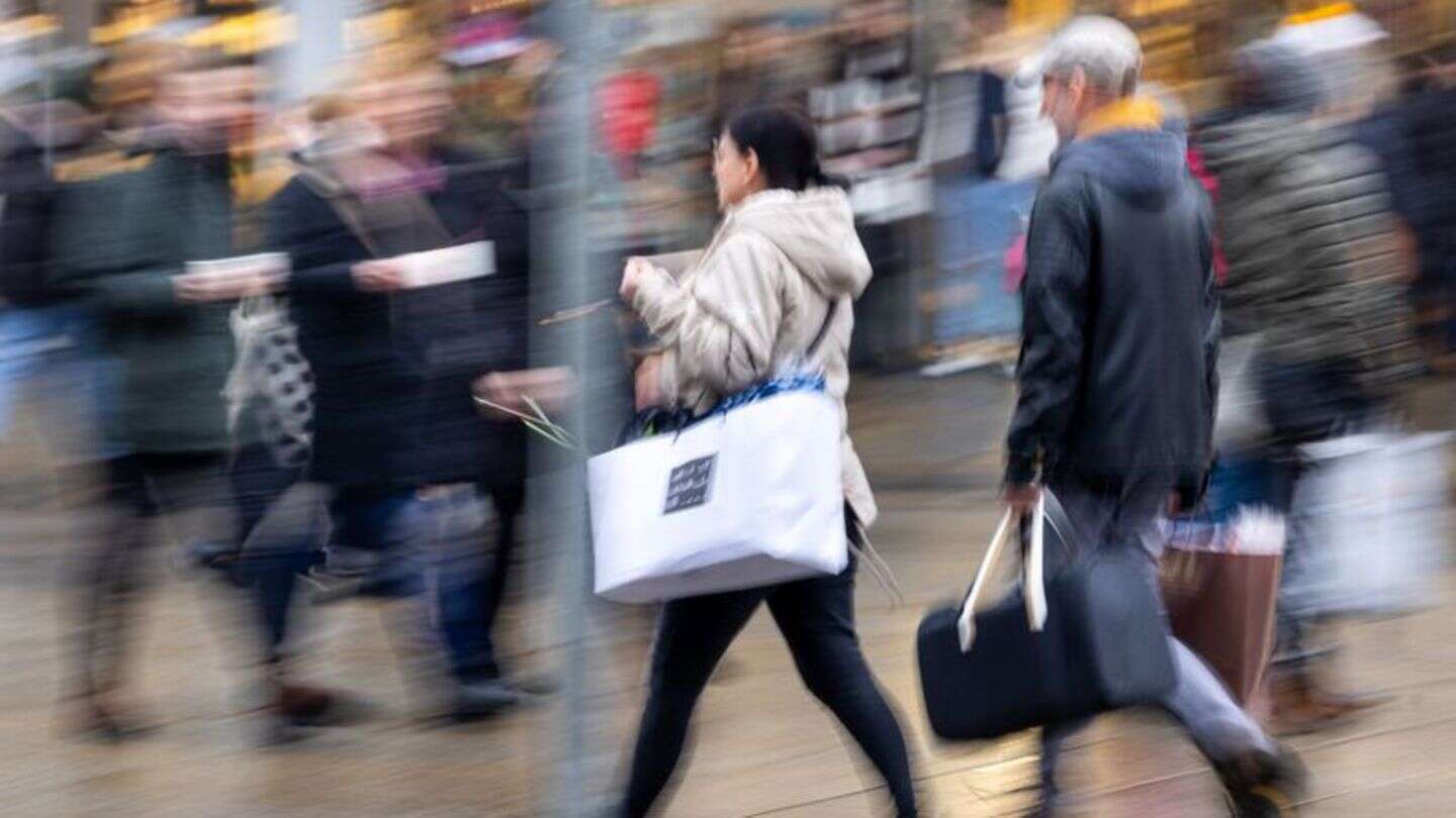 Konsumverhalten: Verbraucher laut Studie wieder etwas optimistischer