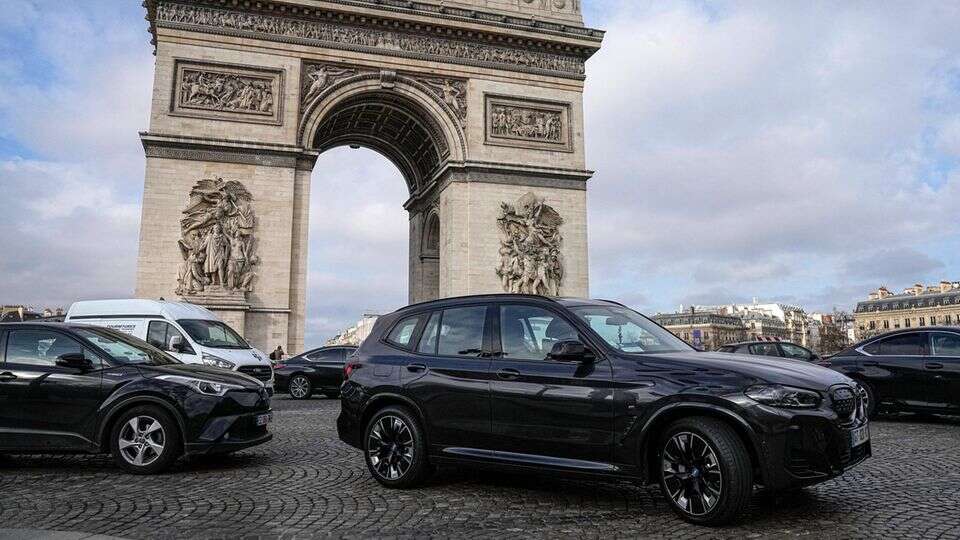 Verkehrswende Paris verteuert Parken für schwere Autos