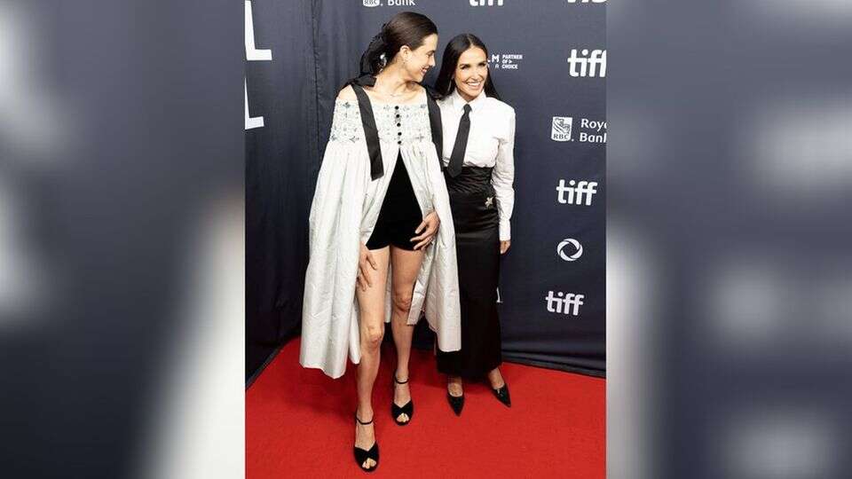 Demi Moore und Margaret Qualley Sie glänzen mit Schwarz-Weiß-Looks