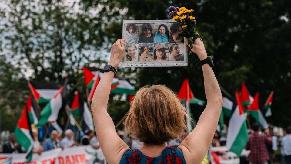 Propalästinensische Demos Karoline Preisler – die Frau mit dem Schild