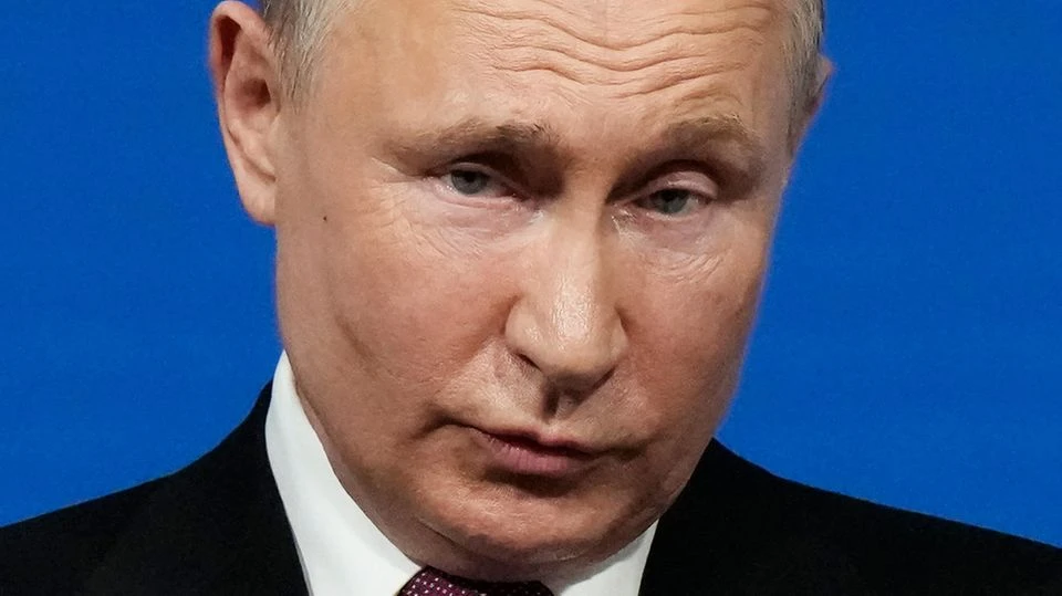 Putins Militär vertreibt britisches Schiff mit Schüssen und Bomben