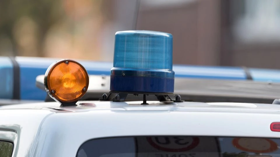 Kaiserslautern: Wütende Menschen vor vollem Freibad provozieren Polizeieinsatz